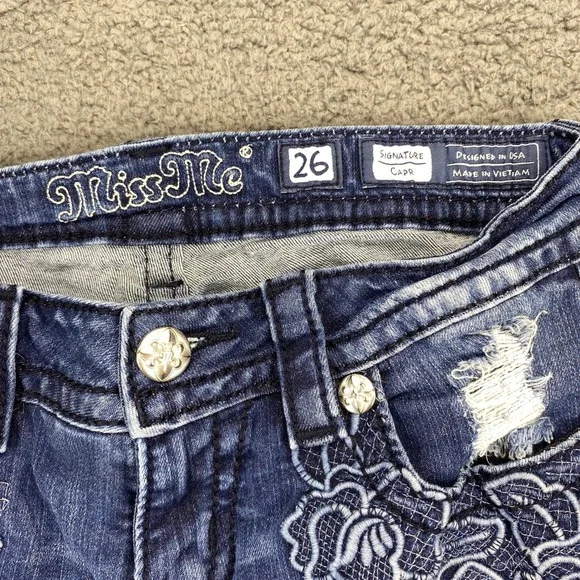 Miss Me Jeans‎ Womens 26 Signature Capri Embroidered Floral Distressed Denim - Picture 2 of 11